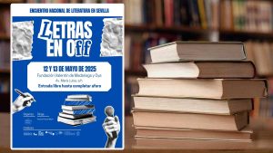 Cartel de "Letras en Off" junto a una pila de libros.