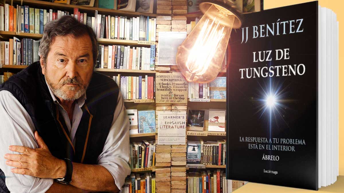 J.J.Benítez junto a su libro "Luz de Tungsteno" con una librería de fondo y una luz sobre él.