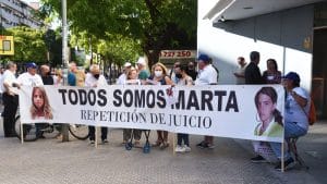 Personas sosteniendo una pancarta donde se puede leer: "Todos somos Marta".