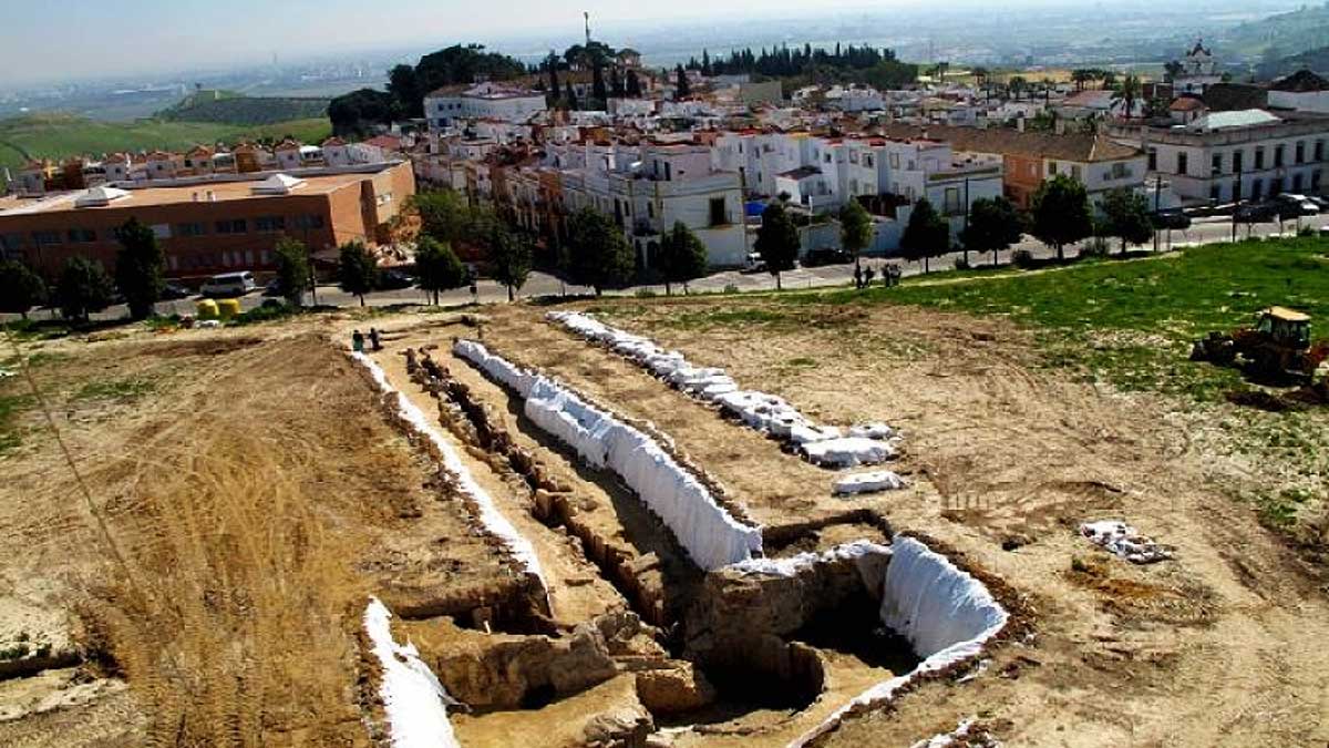 Yacimiento arqueológico de Montelirio, con el dolmen en tonos arenas y blancos.