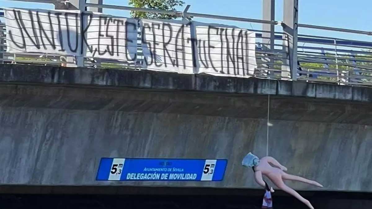 Muñeco colgado de un puente y una pancarta amenazando al presidente del Sevilla FC.