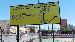 Panel amarillo y negro que indican las obras del metro en Sevilla.