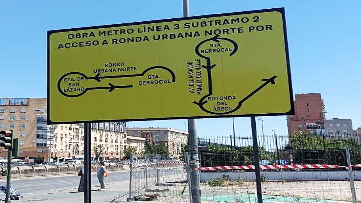Panel amarillo y negro que indican las obras del metro en Sevilla.