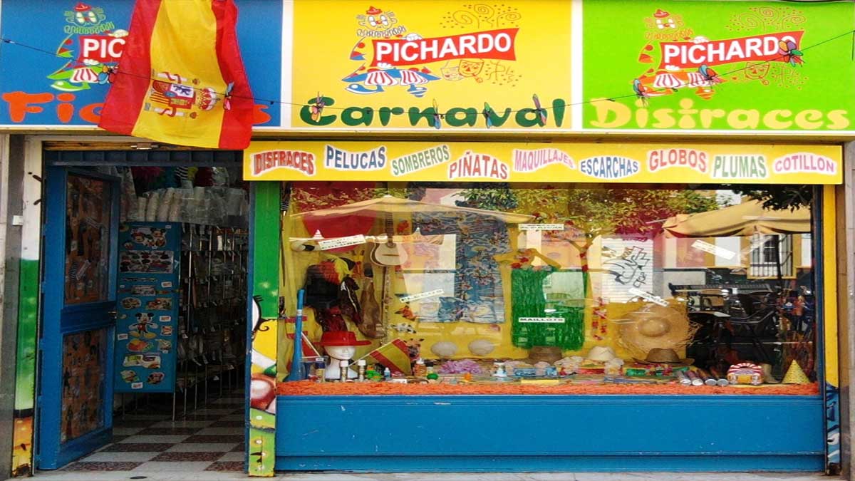 Vista de la tienda en la Plaza de Herrera de Pichardo con una fachada llena de colores.