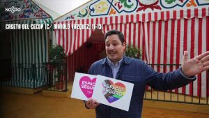Delegado del Ayuntamiento presentando los Puntos Seguros con unas casetas feriales tras de él.