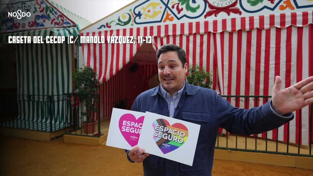 Delegado del Ayuntamiento presentando los Puntos Seguros con unas casetas feriales tras de él.