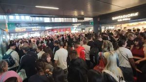 Muchas personas aglomeradas en la Estación de Santa Justa por retrasos en los trenes.