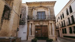 Fachada de la Casa del Marqués de Las Torres en Carmona en tonos blancos y ocres.