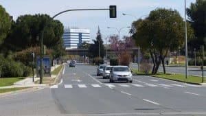 Zona de carretera de FIBES, al fondo el edificio Congreso.