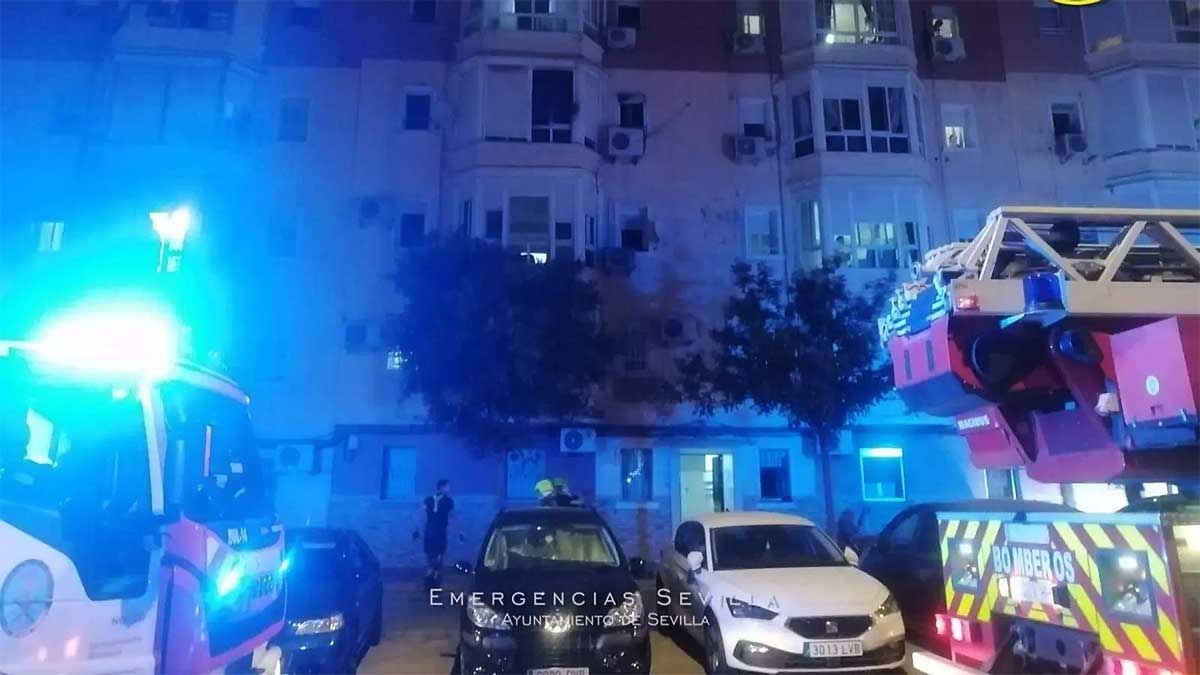 Coches de bombero con las sirenas azules encendidas por le incendio en Parque Amate.