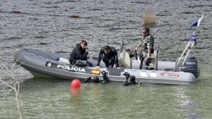 Barca con agentes de la Guardia Civil en el Guadalquivir.