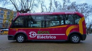 Autobús C% de Sevilla en tono burdeos y amarillo albero.