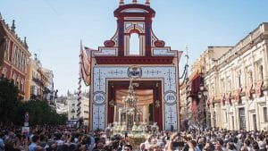 La Custodia del Corpus en plata pasando por el arco de Plaza de San Francisco.
