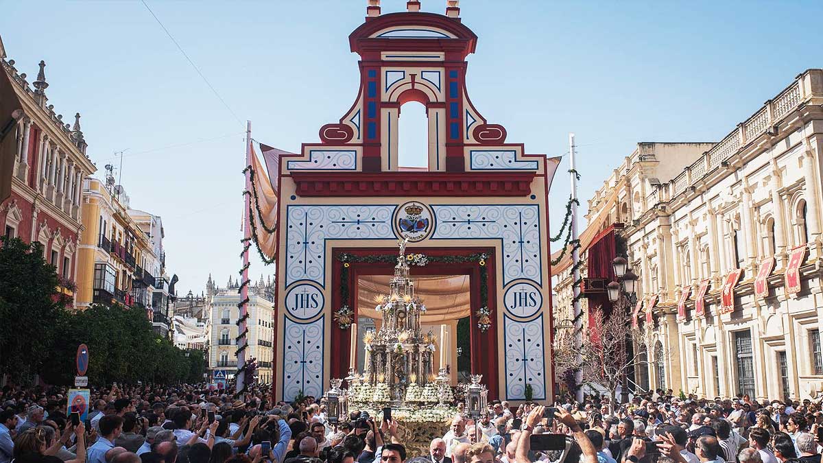 La Custodia del Corpus en plata pasando por el arco de Plaza de San Francisco.