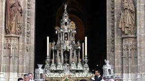Puerta de San Miguel de la Catedral de Sevilla y la Custodio del Corpus.