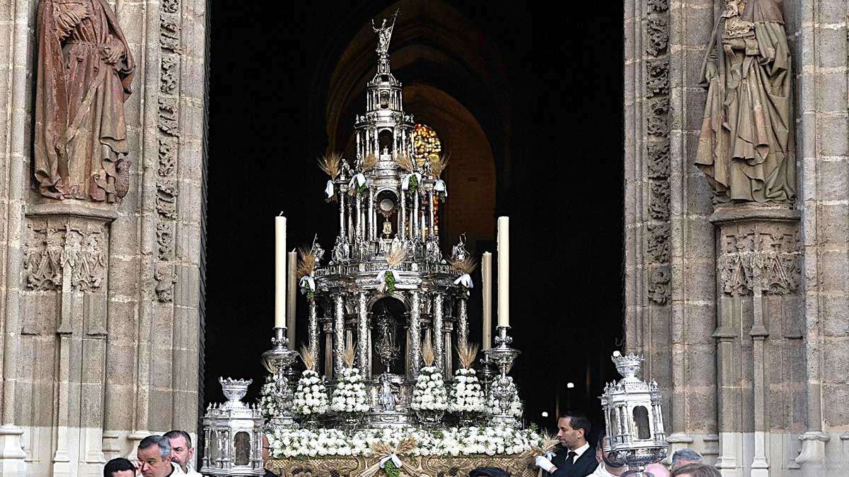Puerta de San Miguel de la Catedral de Sevilla y la Custodio del Corpus.