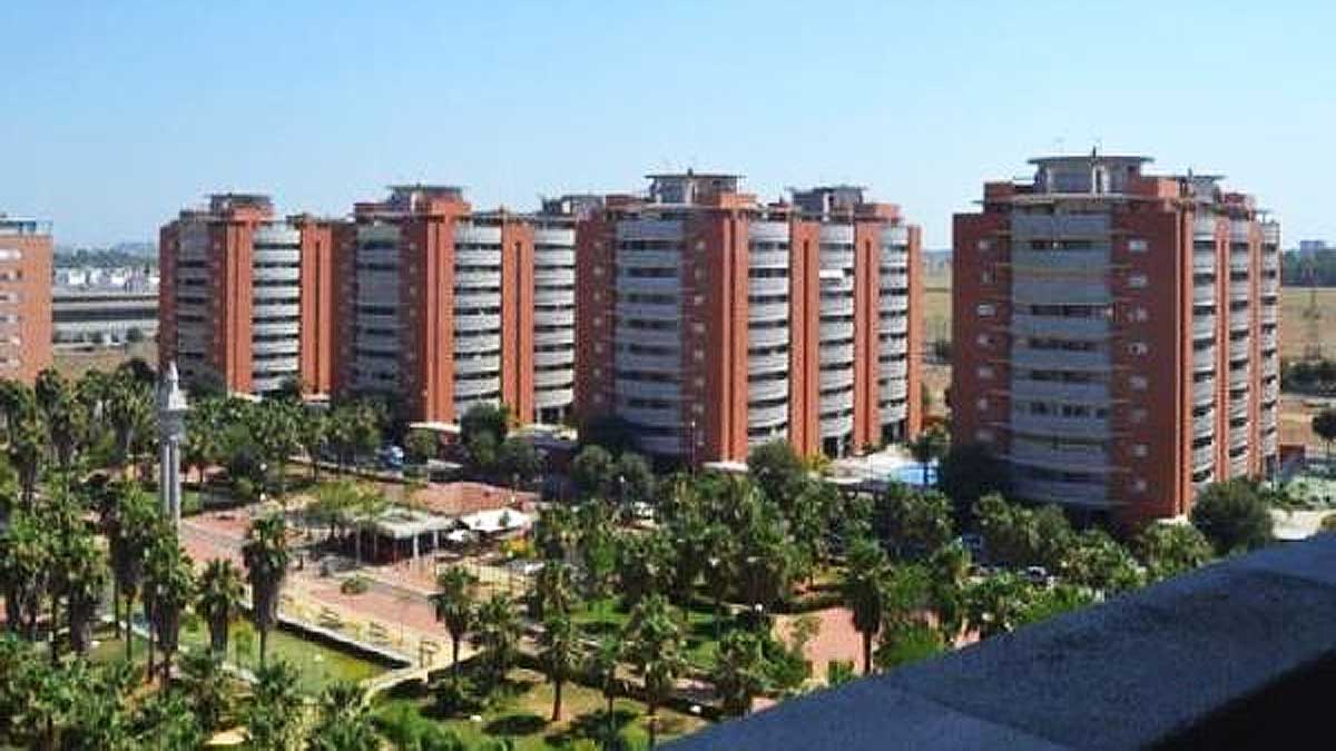 Edificios en ladrillos vistos, los Hércules, con árboles y un parque cercano.