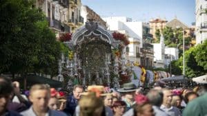 Fila de carretas en dirección al Rocío por Triana.