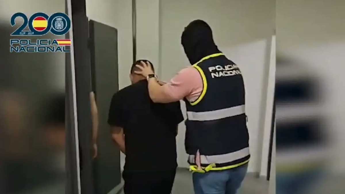 Policía Nacional conduce al detenido a la prisión.