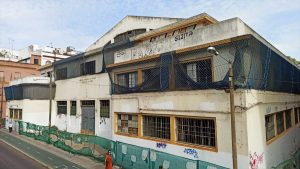 Imagen del Mercado de la Puerta de la Carne en estado de abandono.
