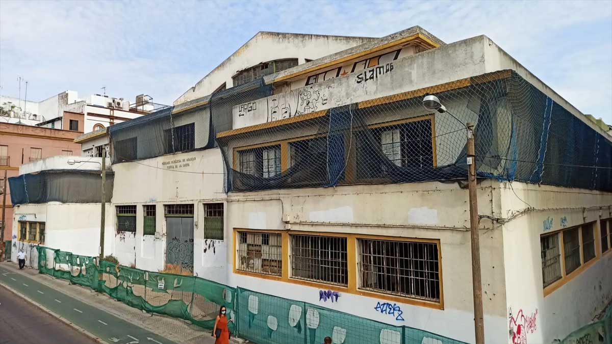 Imagen del Mercado de la Puerta de la Carne en estado de abandono.