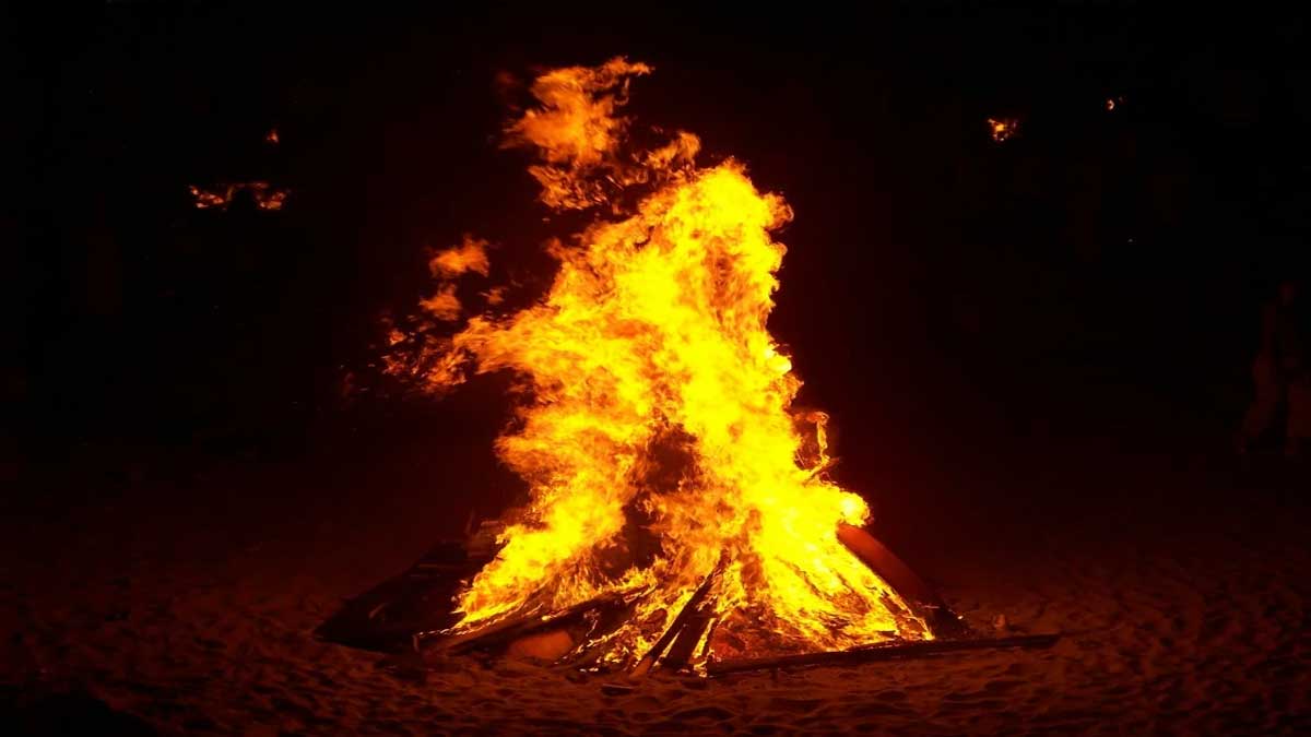 Una hoguera encendida en la noche de San Juan.
