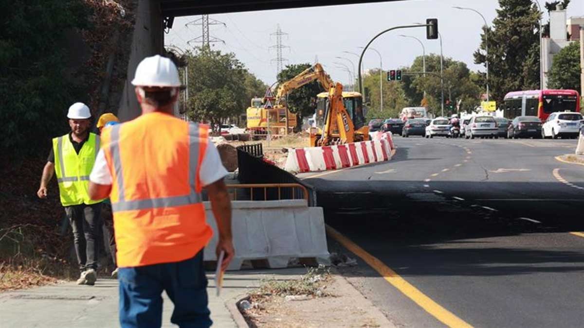 Operarios en las obras al FIBES en Sevilla Este.