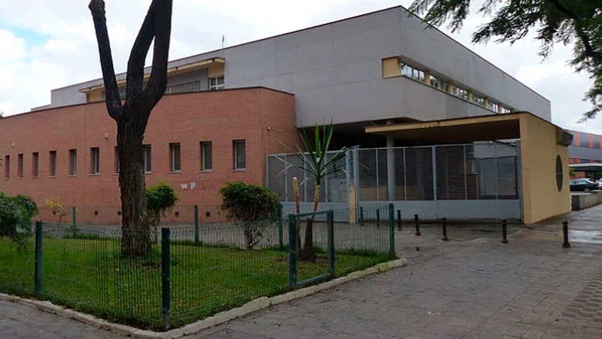 Edificio del centro médico en ladrillo y cemento.