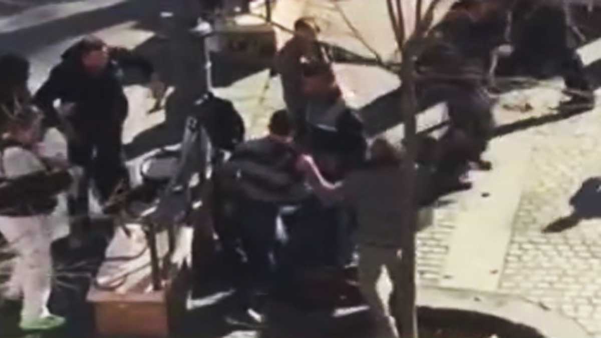 Personas peleando en una calle del barrio de la Macarena.