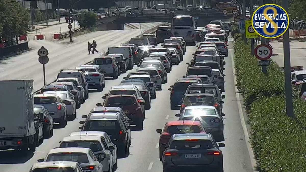 Coches en un atasco en la Ronda Urbana Norte.