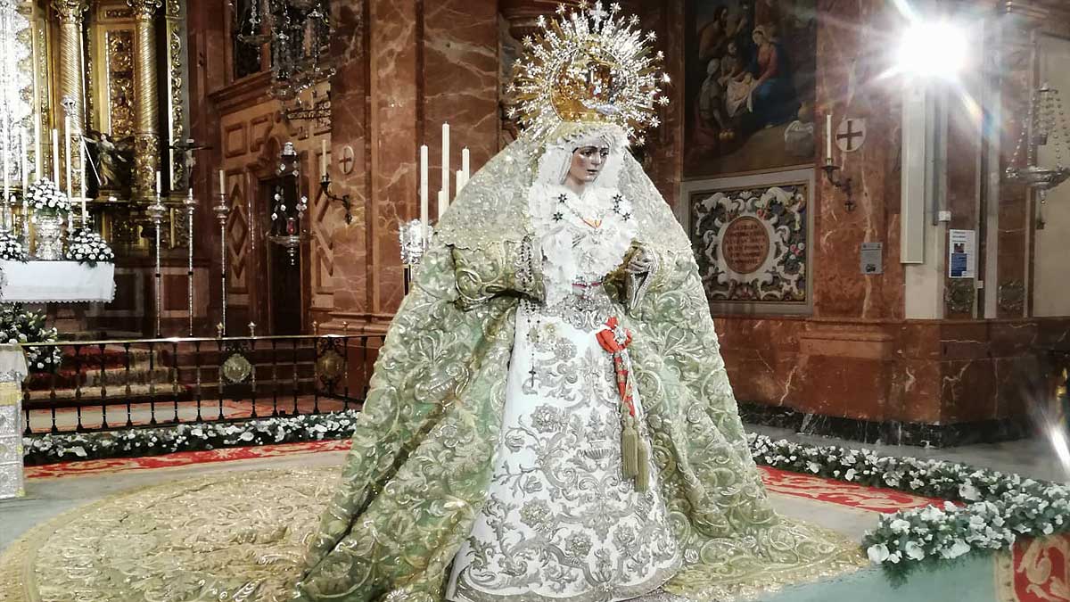 La Macarena abajo del camerín y expuesta a los fieles.