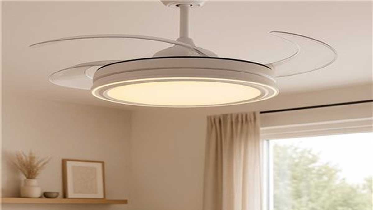 Ventilador de techo en color blanco instalado en un salón.