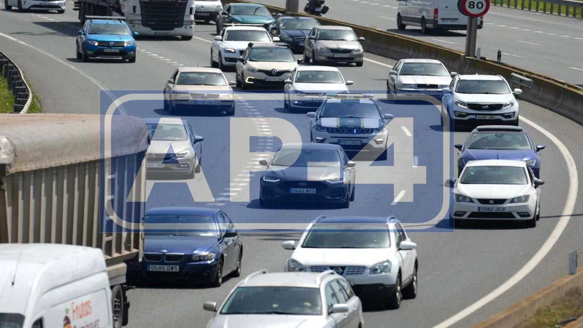 Carretera AP-4 congestionada por el tráfico.