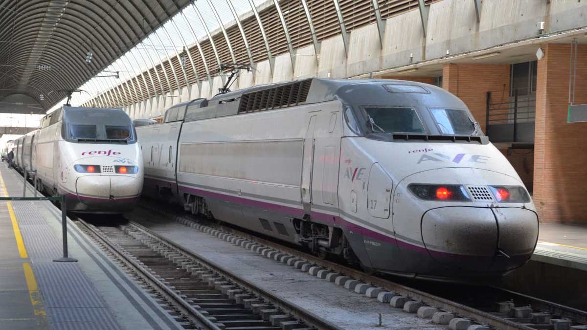 Dos máquinas del AVE en el andén de la Estación de Santa Justa, en Sevilla.