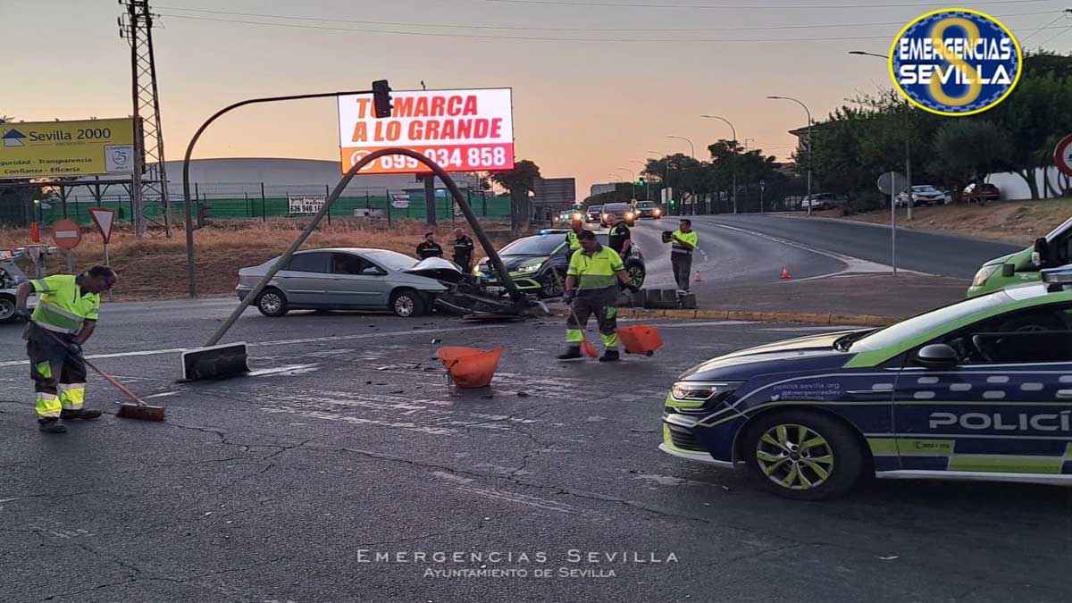 Policía gestionando el tráfico y empleados de la limpieza retirando restos de la calzada.