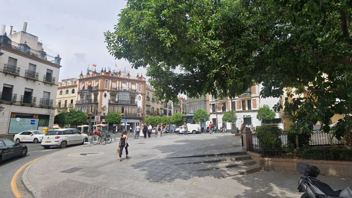 Vista de la Plaza del Altozano con arboles y edificios.