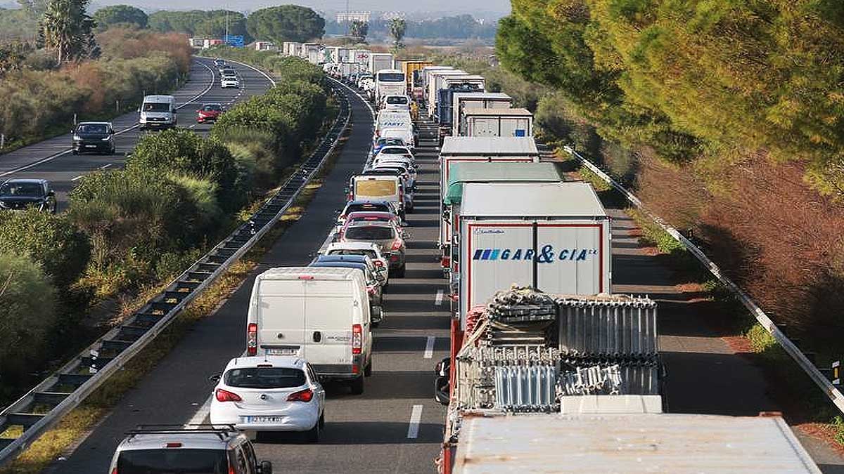 Atascos de vehículo en la AP-4 en dirección Sevilla a Cádiz.