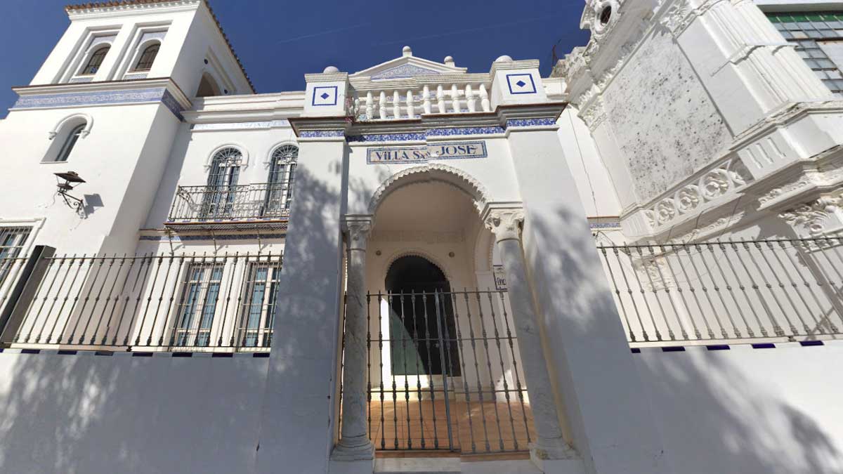 Fachada blanca con azulejos azules de la Casa Ibarra en Alcalá.