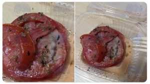 Dos rodajas de tomate con moho.