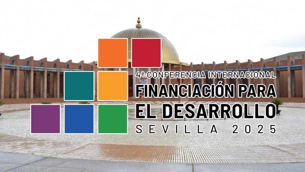 Palacio de Congreso y Exposiciones de Sevilla y los logos de la Cumbre de la ONU.