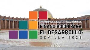 Palacio de Congreso y Exposiciones de Sevilla y los logos de la Cumbre de la ONU.