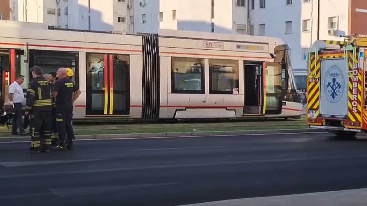 Bomberos trabajando en la retirada del Metrocentro descarrilado.