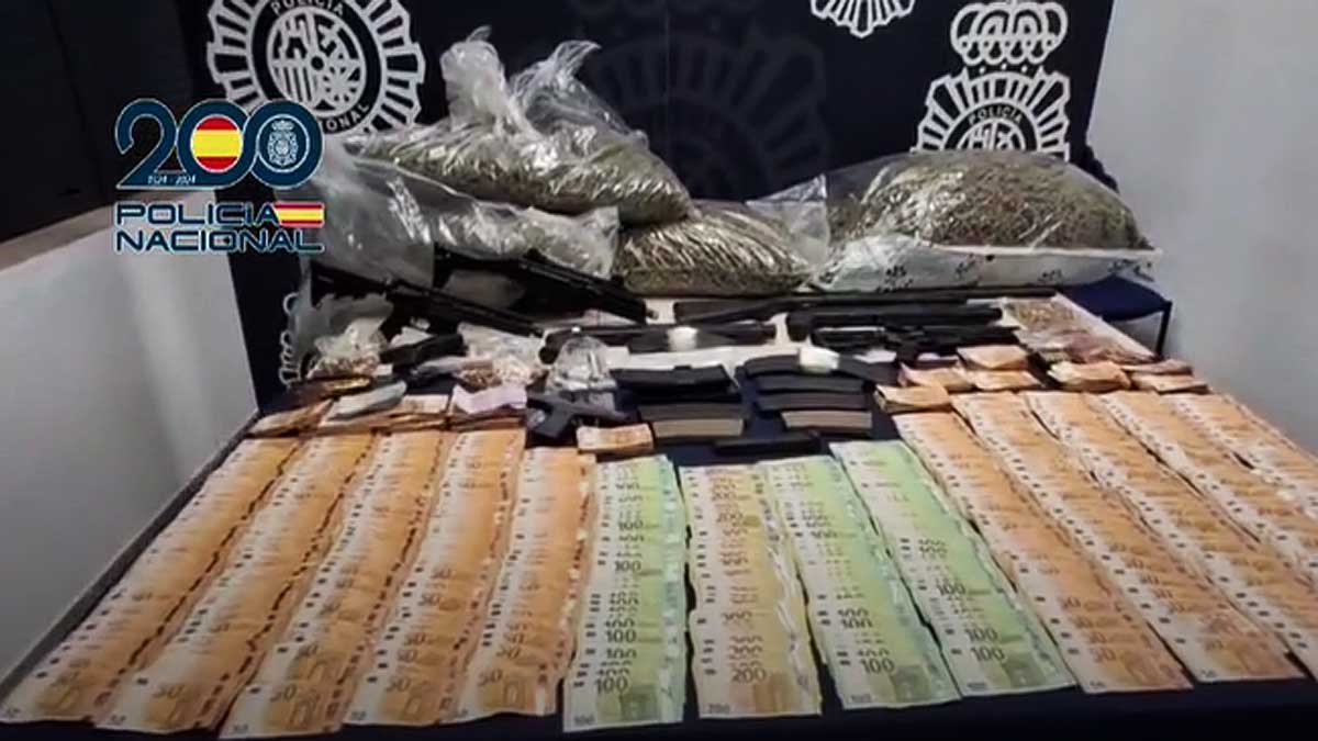 Mesa de la Policía Nacional con droga, dinero y armas.