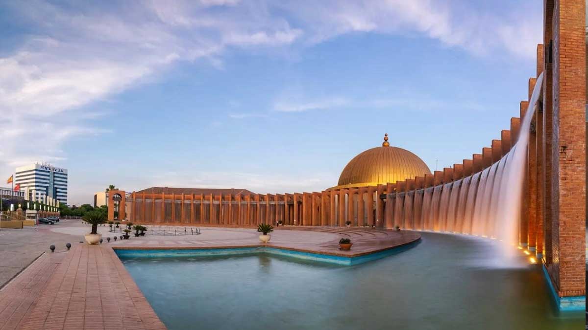 Imagen de la entrada de Fibes destacando la cúpula dorada central.