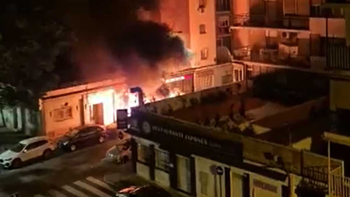 Contenedor ardiendo en llamas en una calle de Los Remedios.