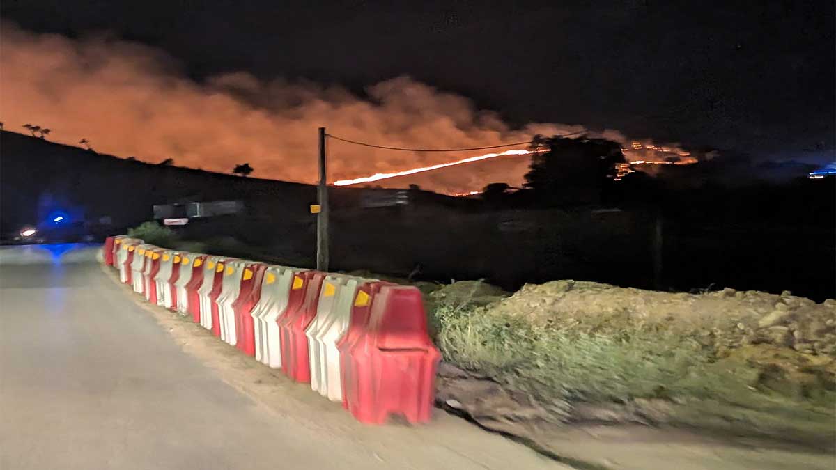 Columna de fuego en el Aljarafe consumiendo zona de pastos.