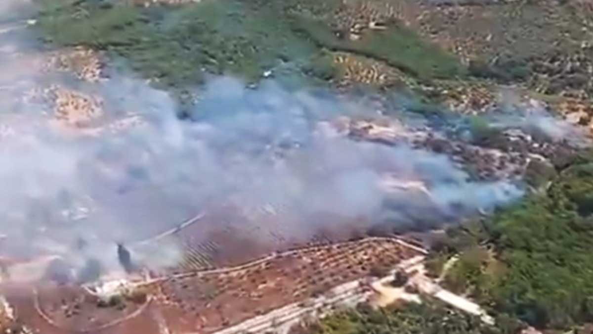 Fuego quemando el terreno en Constantina, vista aérea.