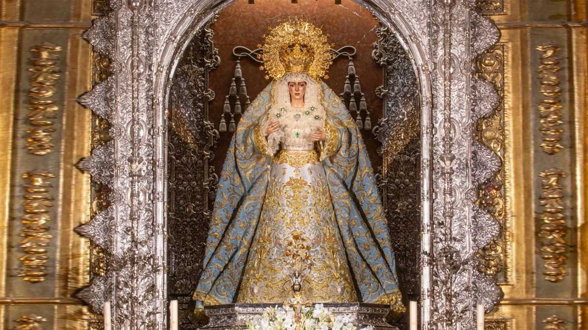 La Macarena en su zona del presbiterio.