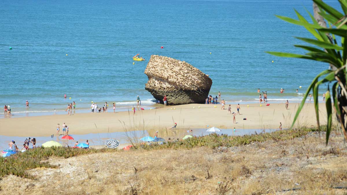 El famoso "tapón" de Matalascañas y la playa.
