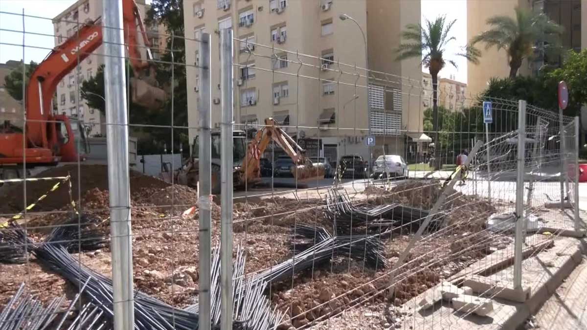 Maquinaria naranja de obras sacando tierra en La Macarena por el metro.